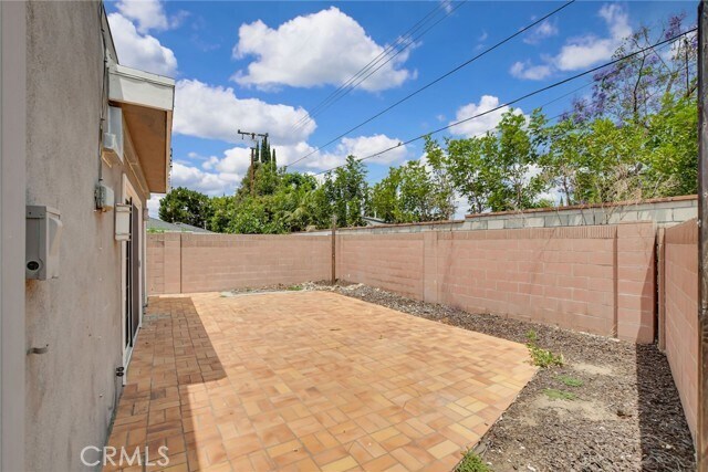 Building Photo - 1015 E Walnut Ave