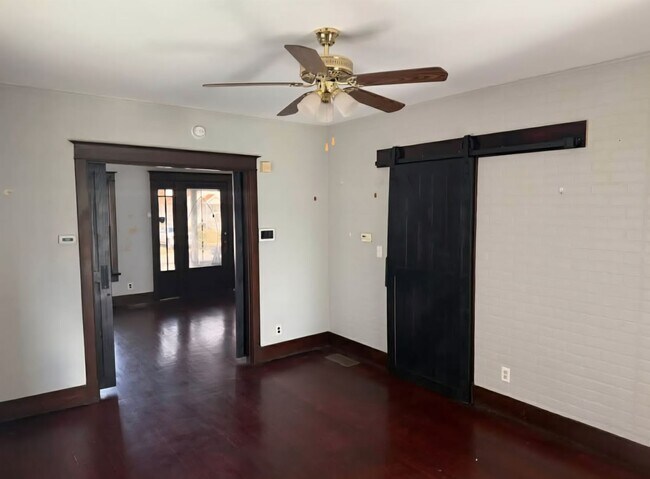 Building Photo - 3 bedroom, 2 bathroom Renovated House