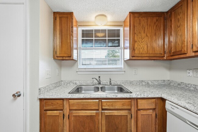 Building Photo - 1807 Whispering Oaks Ln