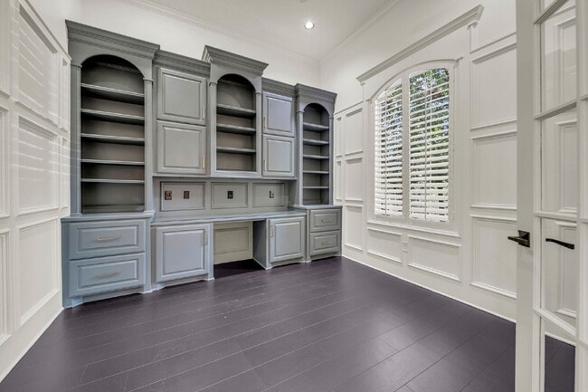 Building Photo - Exceptional 5-bedroom home (2 down) in des...