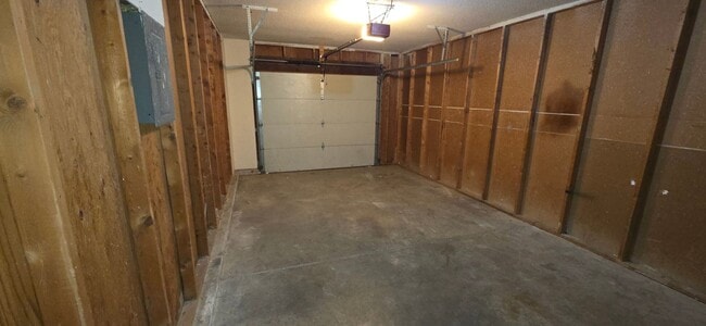 Building Photo - 3 Bedroom 2 Bath with Garage! South by Bat...