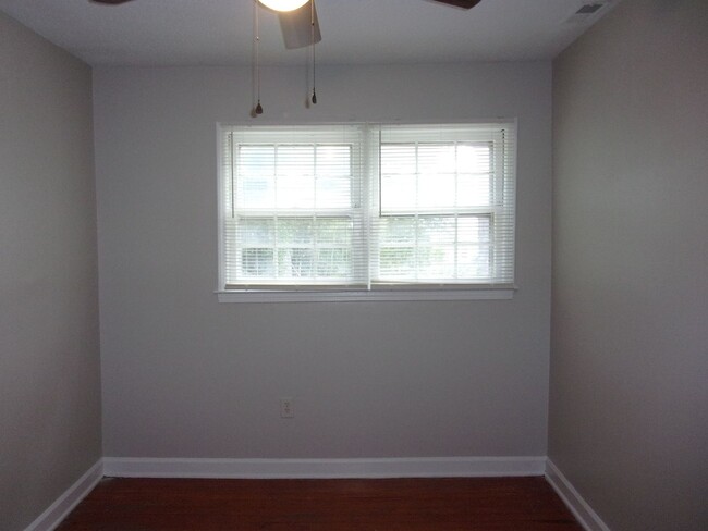 Building Photo - Renovated 2 Bedroom 1 1/2 Bath Townhome - ...