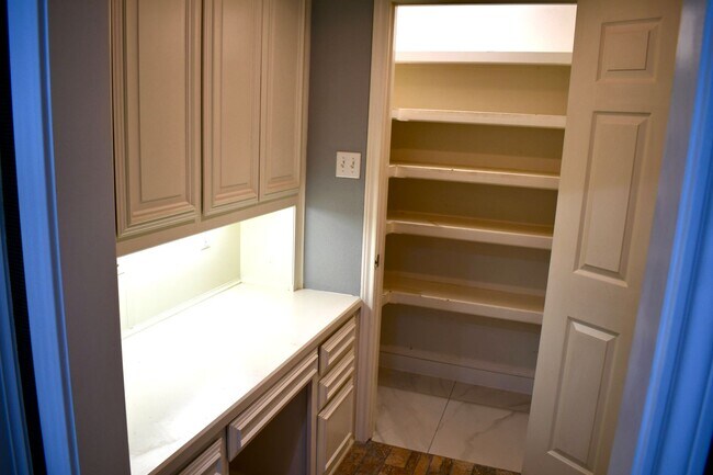 Building Photo - Absolutely Stunning!