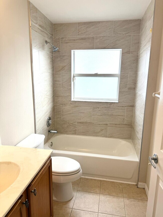 Building Photo - 549 SW Prater Ave