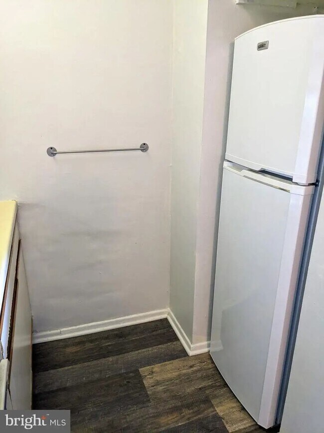 Building Photo - Available Now - High-Floor 1-Bedroom Condo at RiverWest in Center City