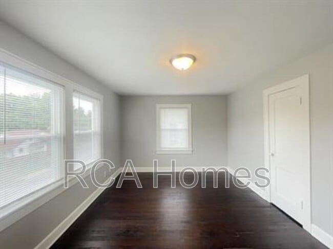 Building Photo - 916 E Tabor St