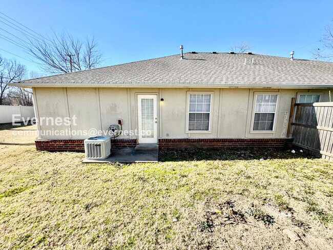 Building Photo - 3 Bed, 2 Bath Townhome with Attached Garage / Pet-Friendly / Available Now!