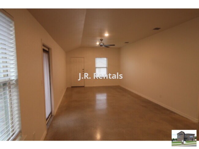 Building Photo - 106 Lost Trl