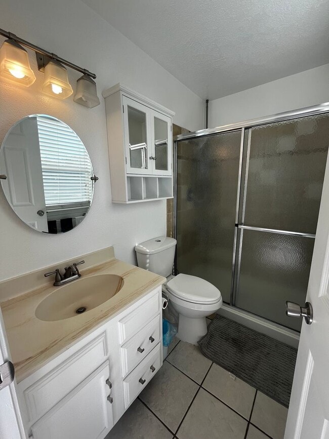 Building Photo - Beautifully FURNISHED Townhouse in a Great Location!