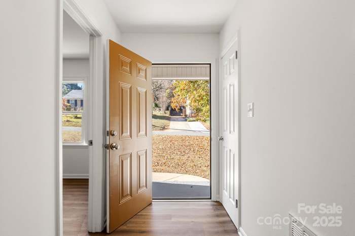 Building Photo - 5116 Carriage Dr Cir