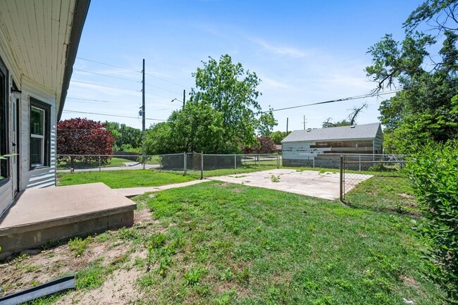Building Photo - 2 or 3 bed/1 bath house in Indian Hills av...