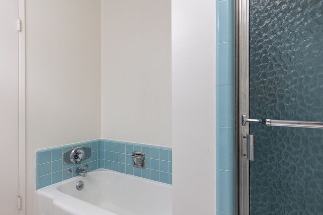 Building Photo - Spacious 2BR on Millionaire's Row!