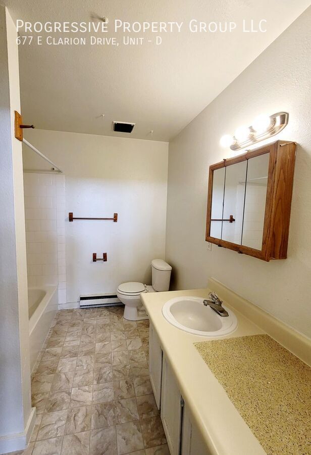 Building Photo - 677 E Clarion Dr