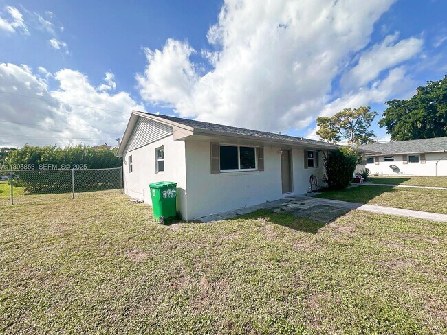 Building Photo - 3962 Park Ln