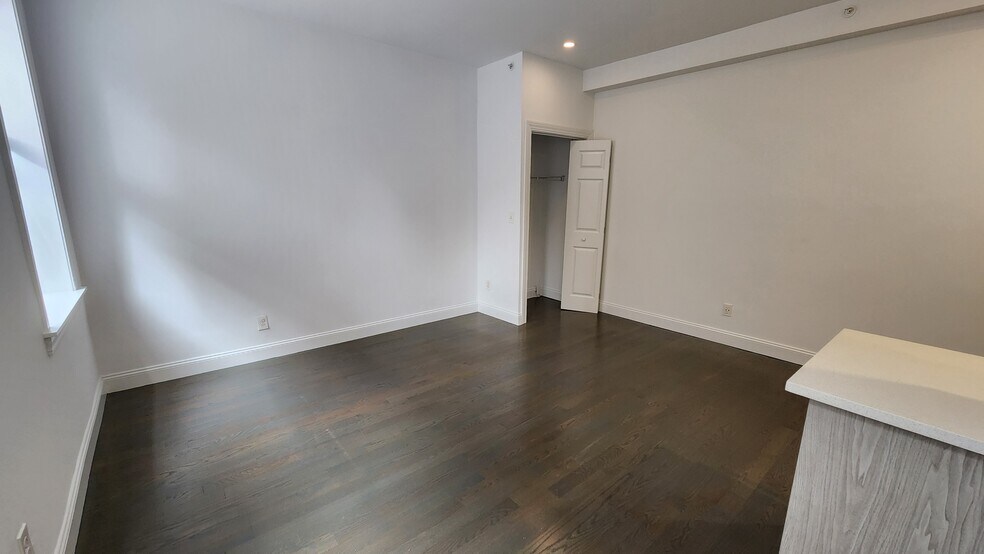 Building Photo - 52 Queensberry St