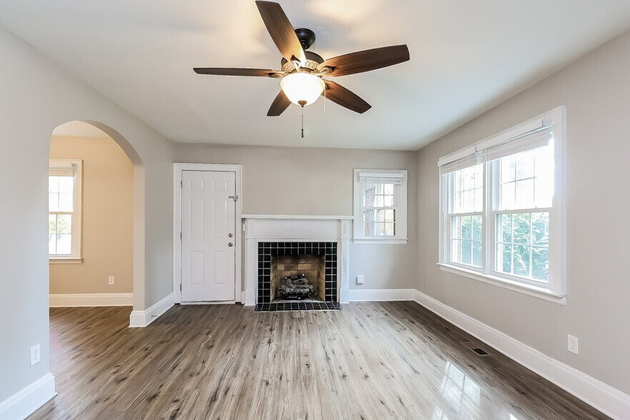 Building Photo - 305 S Mulberry St