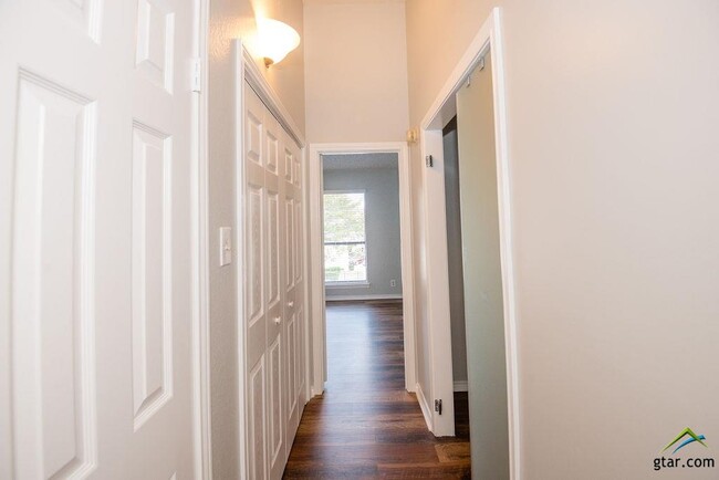 Building Photo - 5917 Hollytree Dr