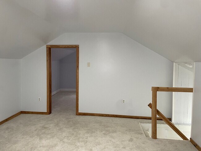Building Photo - NEWLY RENOVATED 3 BED, 1.5 BATH WITH BONUS...