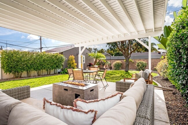 Building Photo - South of Conant 3 Bedroom, 1 Bath Home on over 5000 Square Feet, an entertainers dream!