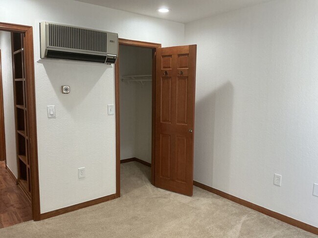 Building Photo - Los Caballeros #325