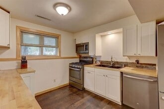 Building Photo - Sun Prairie Duplex
