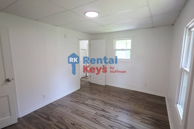 Building Photo - Two Bedroom House