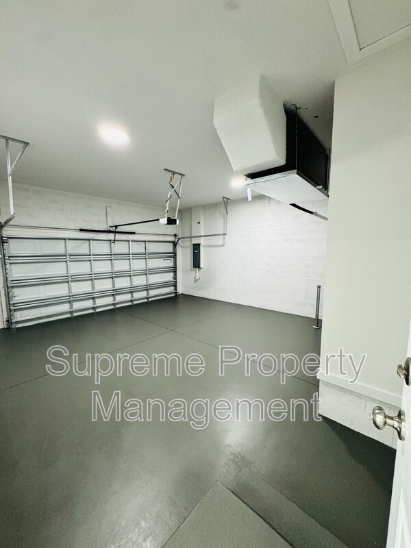 Building Photo - 6073 Vermont Ave