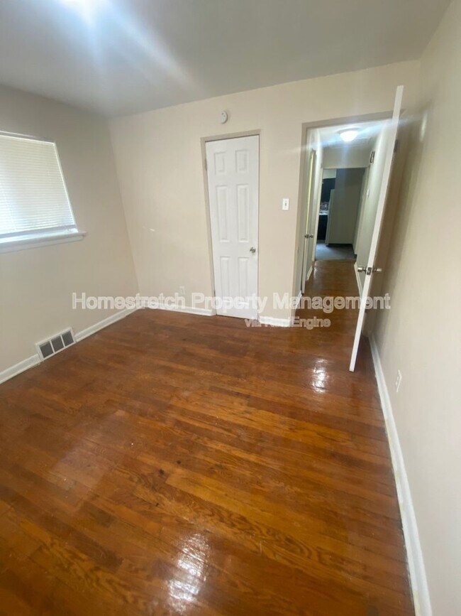 Building Photo - 6657 Kenwood Dr