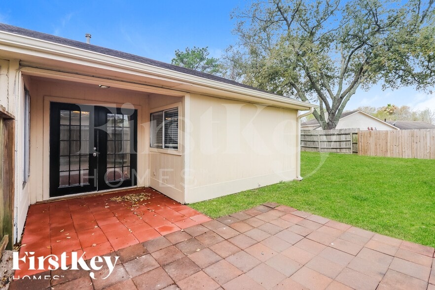 Building Photo - 10810 Lakewood Oaks Dr