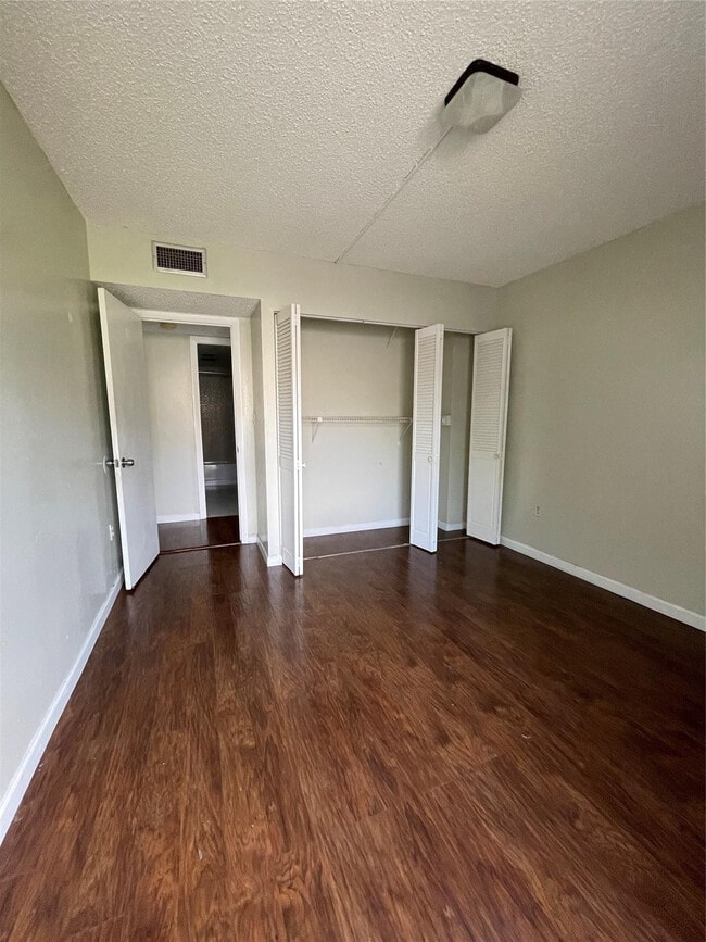 Building Photo - 4158 Inverrary Dr