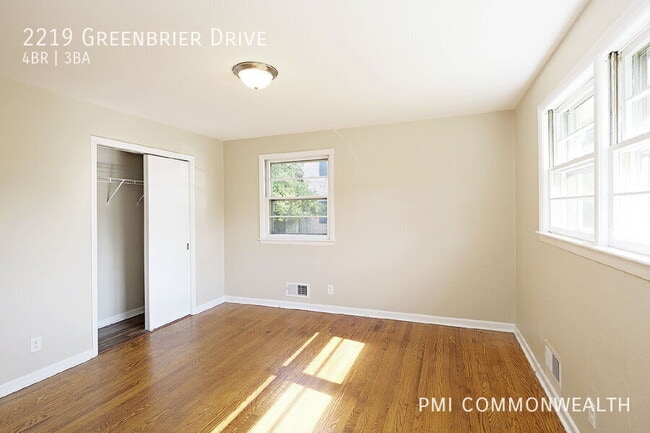 Building Photo - 2219 Greenbrier Dr