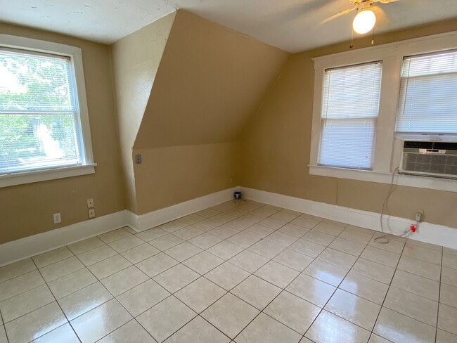 Building Photo - Cute studio for rent in the historic River...