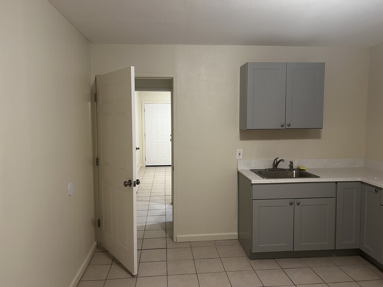 Primary Photo - 5527 Bolivar St