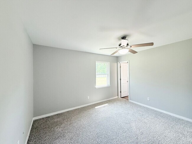 Building Photo - 3-Bedroom Home - Large Yard