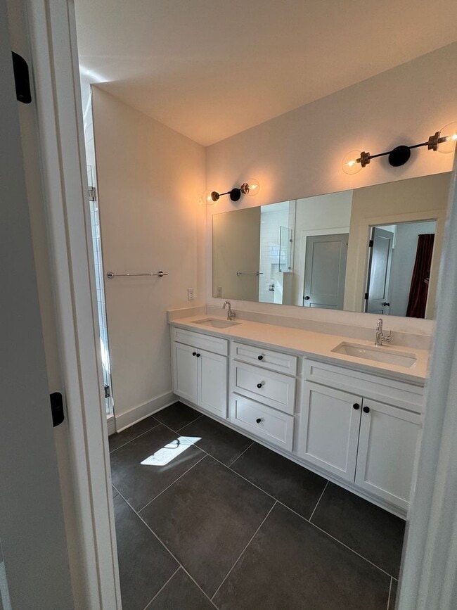 Building Photo - 3 bed. 2.5 bath in East Nashville ready fo...