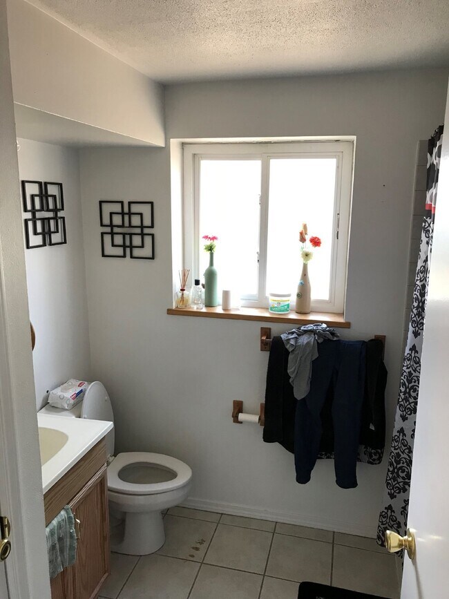 Building Photo - Charming 3BR/2BA with Massive Yard and Gar...
