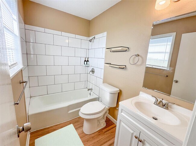 Building Photo - 105 Heatonville Dr
