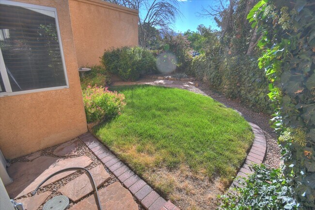 Building Photo - 10028 Del Chaparral Ct NE
