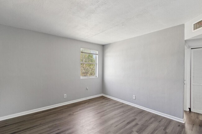Building Photo - 1110 W 29th St