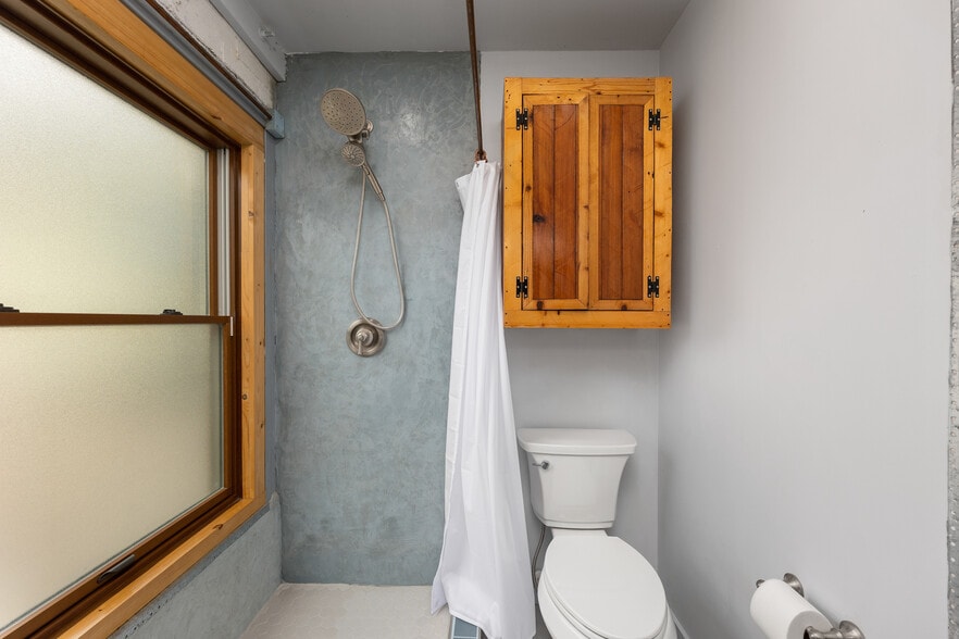 bathroom shower - 1500 E Madison St