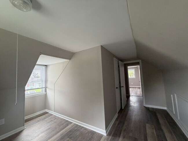Building Photo - 4-bedroom 2 full bathroom cape for rent