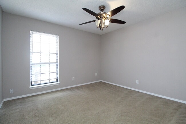 Building Photo - Updated 3/2 Brick Home in Northeast Pensac...