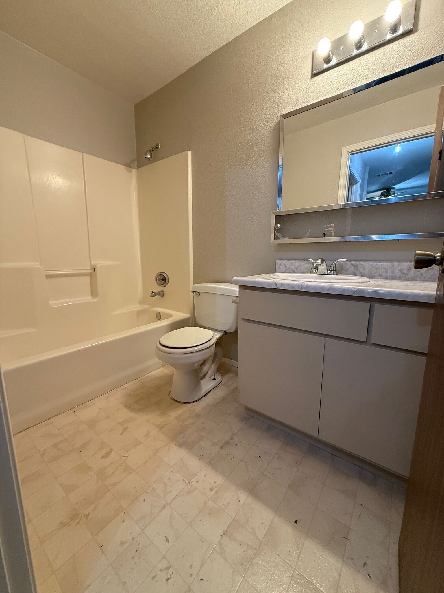 Building Photo - 615 Oriole Ave