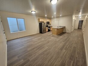 Building Photo - 895 E Antelope Dr