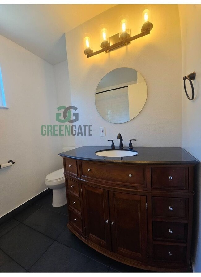 Building Photo - 3 BEDROOM 2 BATH HOME MOVE IN READY IN MOD...