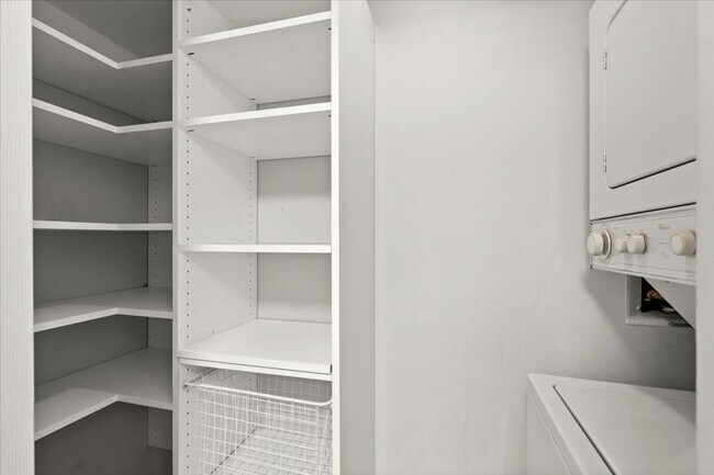 Building Photo - 3481 Lakeside Dr NE