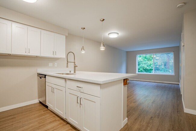 Interior Photo - 1800 Eastlake Apts (Scenic)