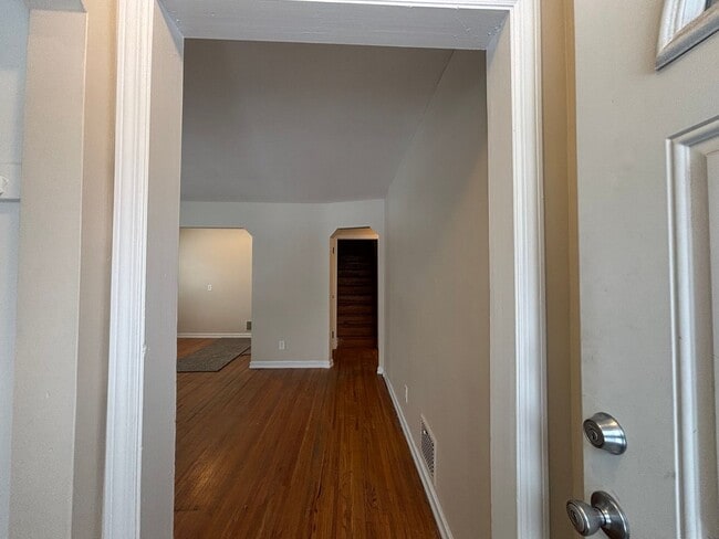 Building Photo - 3 Bedroom 1.5 Bath House - Parking/Laundry Hook-Ups!