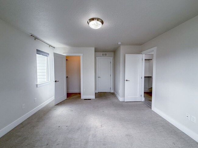 Building Photo - 3 Bed 3 Bath - Townhouse