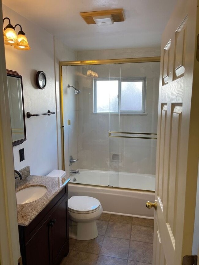 Building Photo - 3 bedrooms, 1 baths, 2 car garage and larg...